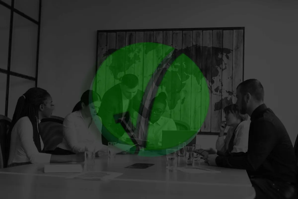 Equipo OKEI con aliados estratégicos en un evento corporativo